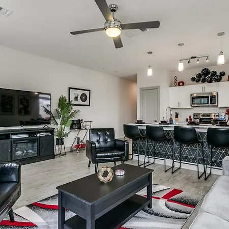 Romantic Condo Facing Riverwalk With King Suite, Pet Friendly, Free Parking Centrally Located